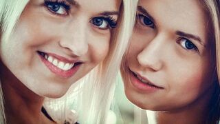 Érett szőkék szenvedélyes ölelkezése Lena Love és Violette Pink társaságában