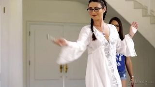 Alice szenvedélyes ölelésben Aphroditéval