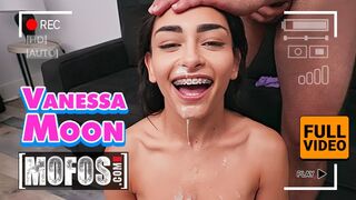 Vékony barna Vanessa Moon élvezi Jmac óriási férfiasságát minden pozícióban