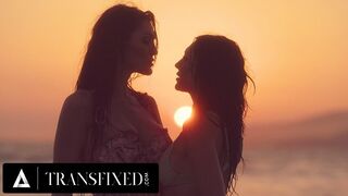 Alkonyat utáni vad szex: Tori Easton keményen elcsábítja Charlotte Sins bikini bombát