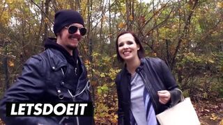 Nagy mellű, fekete hajú német csaj vad dugása a hatalmas kombiban