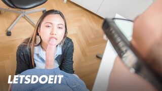 May Thai ázsiai szépsége külföldi vad szexben arcon fröcskölve