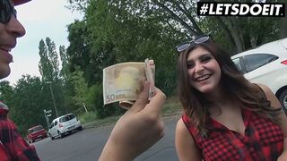 Nagymellű német tini büntetést kap a vad vegyes肤ú kocsi szexért