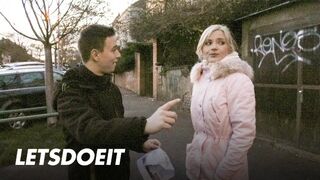 Kinky turista Zazie Skymm vonzza a kanos fickót vad szexre az irodájában