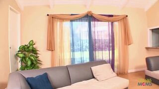 Gyönyörű Alexia Nicole izgató interjút ad, aztán farkára ülve élvezi a forró cumfröccsenést