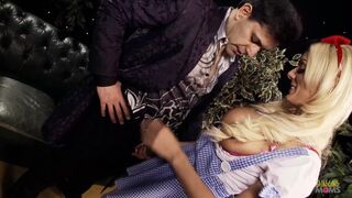 Semmi sem örömtelibb ennél a karcsú, nagy mellű csajnak, mint farkon ugrálni vadul