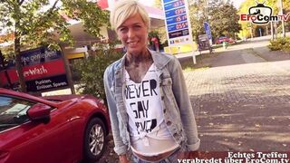 Utcán baszás német benzinkútnál: POV milf faszszopás