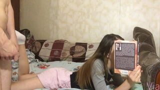 Várta, míg félreteszi a könyvet, aztán hosszan meghágta – Via Hub