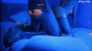 UV-fényben pompázó színes kacsa & kacér szemetes szex