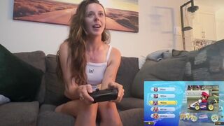 Csíkos Mario Kart csata lush tojjal mélyen a puncimban – banánözön a forró játékban