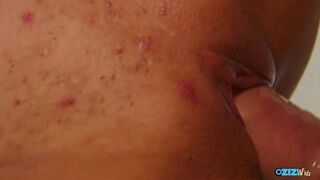 Nagy seggű vörös tini lovagol kemény farkon mélytorok szopás után