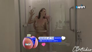 Mostohaapám mindig betoppan a fürdőbe, miközben meztelenül zuhanyzom