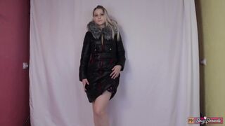 Csábító tini tánca vastag kabát rejtelmeiben