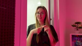 A szerencsejátékos léptegyes elcsábítja és meghódítja a mostohaanyja forró puncsiját