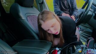 Autós csaj szopja le és megbirkál vele, miután lebukik egy nyilvános dugásnál - pov