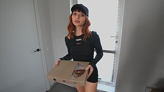 Vonzó diáklány futár bekapta a pizzámat és meghajoltam a szűk nedves rése előtt