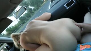 Autóban elélvezés egy dögös szőke mellek között