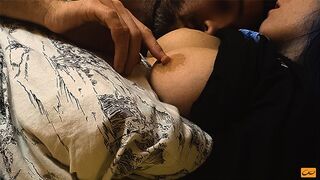 Forró csókok és izgató mellsimogatás tökéletes tinibimbókon