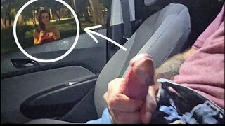 Megmutattam a kemény farkomat egy lenyűgöző idegen szépségnek a buszmegállóban mindenki szeme láttára!