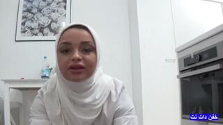 Arab milf csábítja a mostoha fia barátját egy forró közösülésre, míg a férje dolgozik