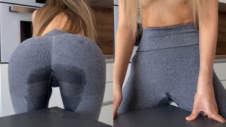 Tini csaj hevesen dörzsöli magát az asztal széléhez, mígnem a leggingsje ázik a vad spricceléstől