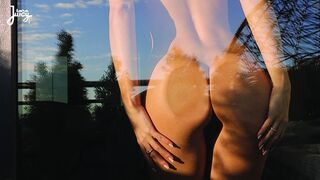 Gyönyörű seggű szőke Larajuicy egész nap dugatja a vizes punciját