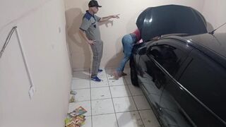 Forró fiatal csaj a szerelőnél szexel az alkalmazottal