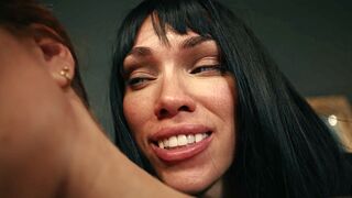 Octokuro vámpírnőként csábít - dögös leszbikus vámpír hatalmas melleivel hipnotizálja Sata Jones-t