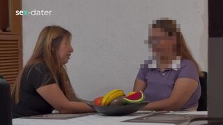 Csábító érett csaj ujjai táncolnak a fiatal leszbikus nedves punciban, míg az vadul spriccelve élvez el