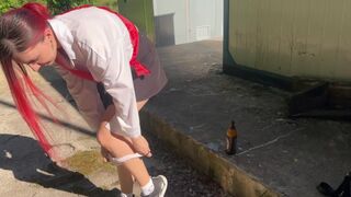 Rajtakaptam a szomszéd tinédzser lányát iszogatás közben, üveggel kényeztettem a popóját büntetésként