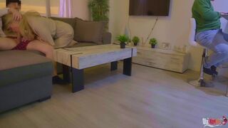 Mostohaanya titokban szopja mostohafia kemény farkát, majd seggbe kapja őt férje tudta nélkül