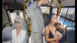 Perverz dörzsölődés buszon: Izgató érintések nők testén nyilvánosan!