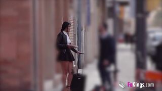 Rebeka az utcán vadászik srácokra, mintha elveszett turista lenne - FaKings csatorna
