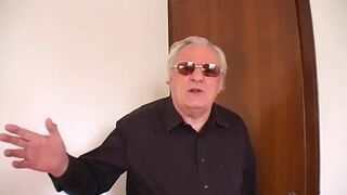 Szőke MILF hatalmas mellekkel akcióban az Old Pigsnél egy vad orgia partin