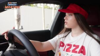 Késésért megbasztam a pizzás lányt, és egy hatalmas beleélvezéssel jutalmaztam a punciját
