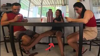 A barátom férjének szopattam le alatt az asztalon a szülinapján