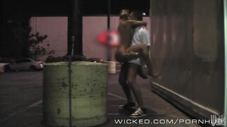 Nicole Aniston vad utcai kalandja egy hatalmas meglepetéssel - Wicked Channel