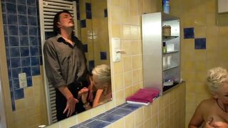 Szőke csajszi és érett milf közös, nyelves cumizása a forró pornó kalandban