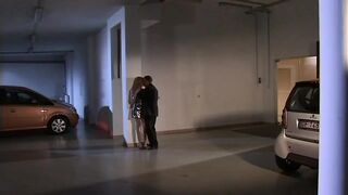 Donna Bell szőke bombázó gyönyörű fenekét tömi tele a vastag farokkal mélyen a hátsójában