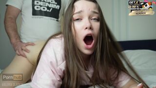 Elkapta a mostohatestvérét a saját ujjai közt gyönyörködni, és két kemény farkkal várt rá - valeria sladkih