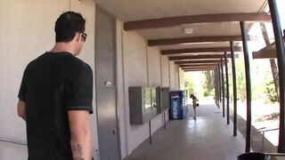 Cali Lakai tetovált teste mélyen áthatolva egy vastag, lüktető farokkal