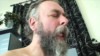 Szenvedélyes öreg nagypapa meglepi a mostohaunokáját a heves élvezetek kellős közepén az Old Pigsnél