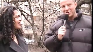 Dús mellű csoki tini fenekét döngetik két vastag farokkal, miközben torkig tömik a száját forró gecivel