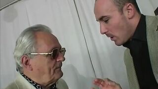 Vad, izgató hármasban a szőke csaj két farkat élvez egyszerre a fenekében