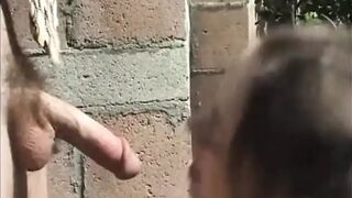 Tini lány mohón nyel nagy farkat és élvezi a vad baszást a szabadban retro hangulatban