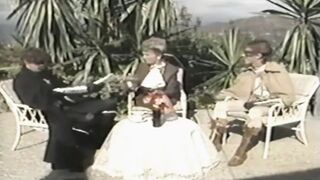 Forró retro hármas, ahol Sara Suzanne Brown és Marc Wallice 1986-ban mindent megmutatnak