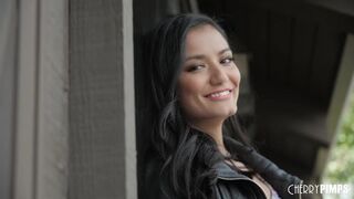 Vadul keféli a latina bombázó a Cherry Pimps stúdiójában kemény hardcoreban