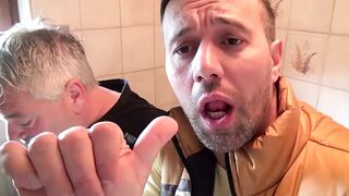 Titus Steel vastag farkát nyalja buzgón egy dús keblű szőke érett nő amatőrben