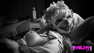Nagy, kerek fenekű latin csaját durván megmarkolják a félelmetes klinikán Halloween éjjelén