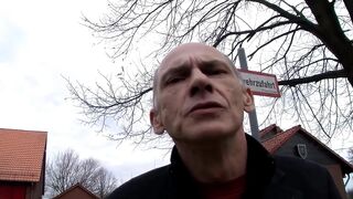 Hájas szőke milf vad, mély torokszopása és intenzív análja a kanapén